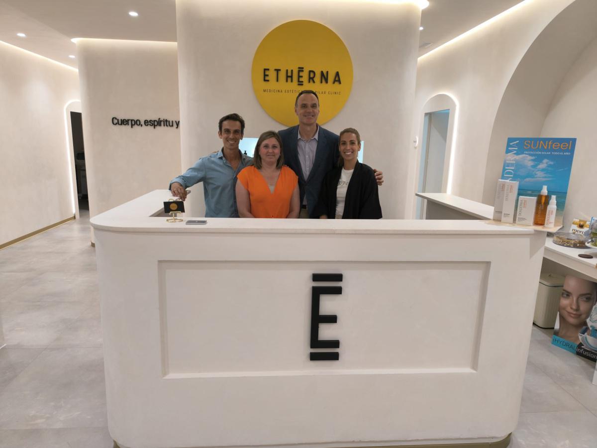 El alcalde visita la empresa Etherna Clinic recientemente inaugurada en Lebrija