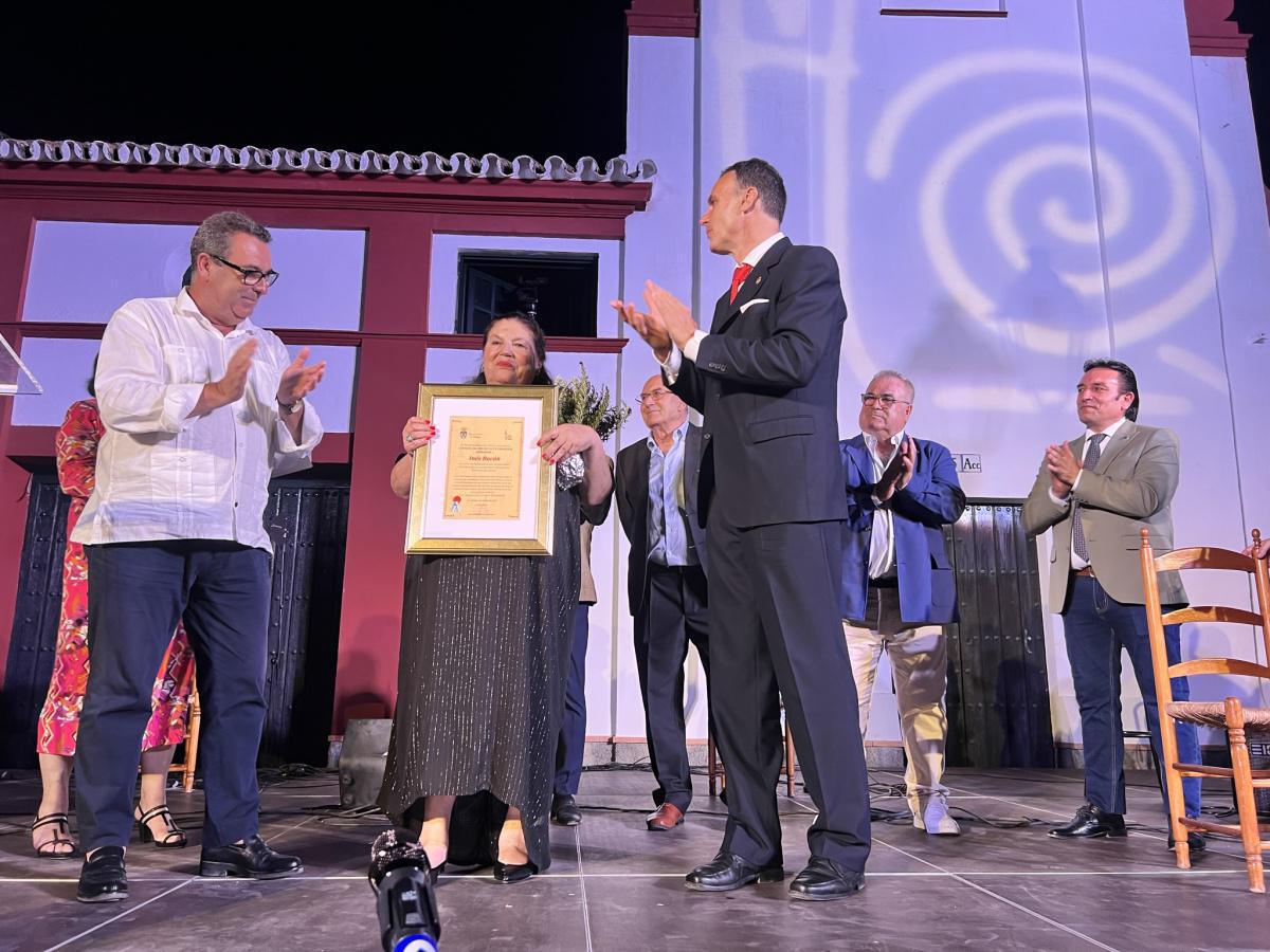 Inés Bacán recibe el calor de Lebrija en la imposición del Caracol de Oro  Inés Bacán recibe el calor de Lebrija en la imposición del Caracol de Oro