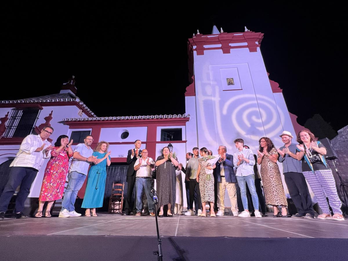 Inés Bacán recibe el calor de Lebrija en la imposición del Caracol de Oro  Inés Bacán recibe el calor de Lebrija en la imposición del Caracol de Oro
