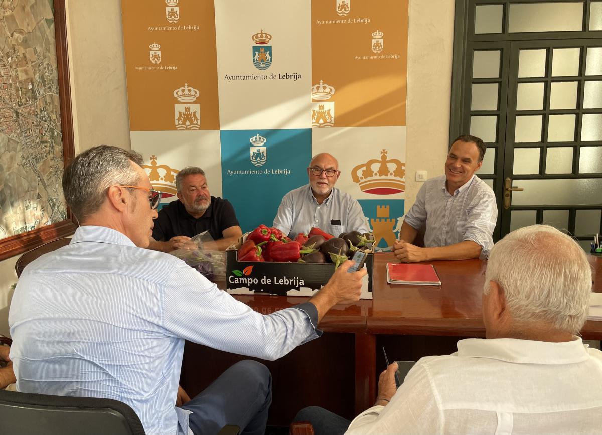 La Comunidad de Regantes y la empresa pública del ministerio de Agricultura mantienen una reunión en la alcaldía de Lebrija La Comunidad de Regantes y la empresa pública del ministerio de Agricultura mantienen una reunión en la alcaldía de Lebrija