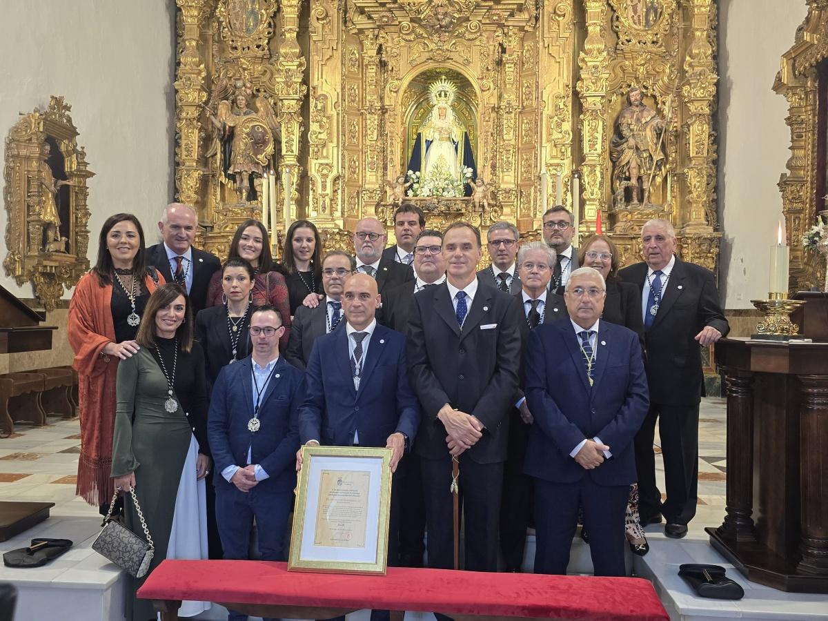 La Hermandad de la Soledad recibe la medalla de Oro de la Ciudad