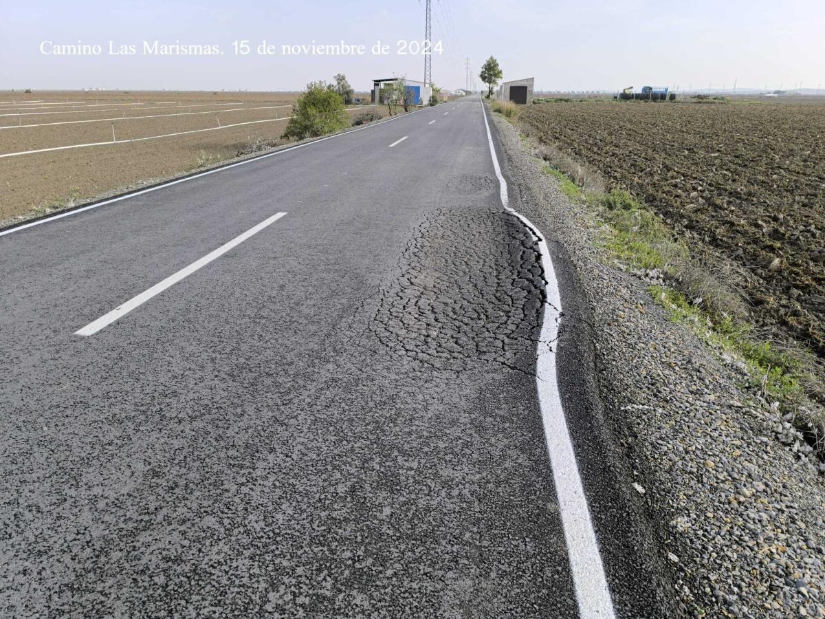 El alcalde solicita a la Junta de Andalucía la reparación del camino de Las Marismas que tras su remodelación presenta importantes desperfectos en el firme