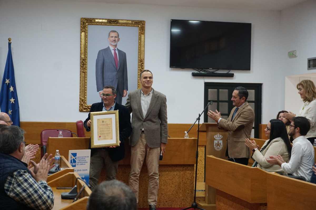 El Ayuntamiento rinde homenaje a la Asociación Apyme Lebrija El Ayuntamiento rinde homenaje a la Asociación Apyme Lebrija