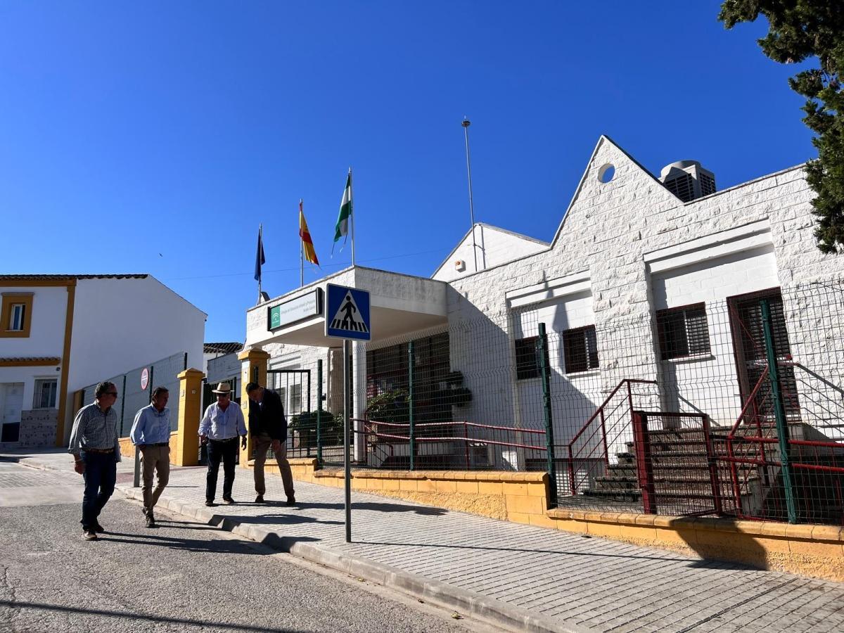 El Ayuntamiento mejora la accesibilidad del acceso al colegio público Josefa Gavala