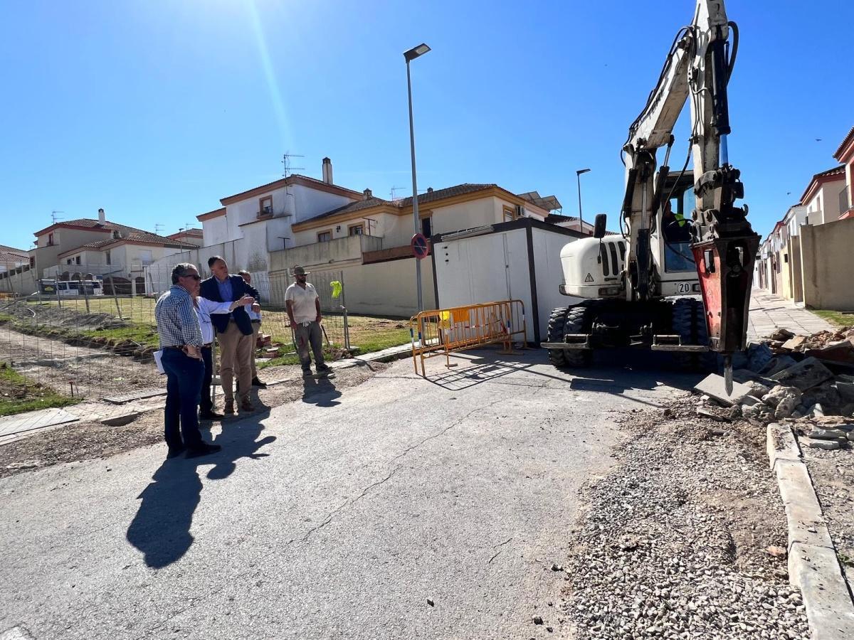 El Ayuntamiento mejora el acerado de la calle Epifanio Machuca con una inversión superior a los 150.000 euros