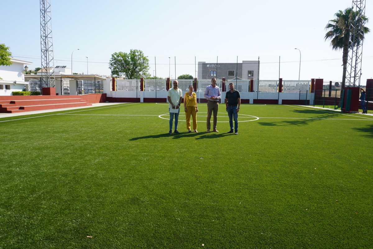  El Ayuntamiento renueva el césped del Campo de Fútbol 5 del Polideportivo Municipal