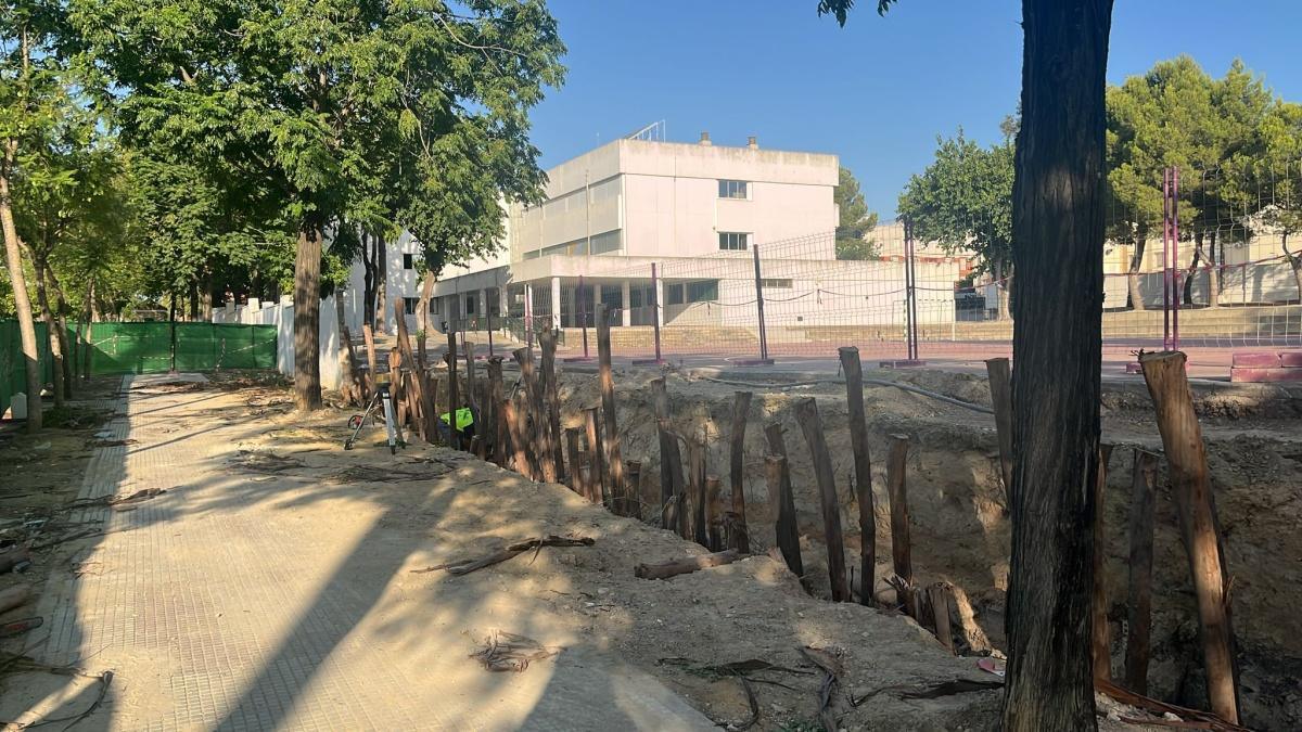 El Ayuntamiento ejecuta las obras de mejora de un tramo de muro en el Colegio Público Blas Infante de Lebrija 