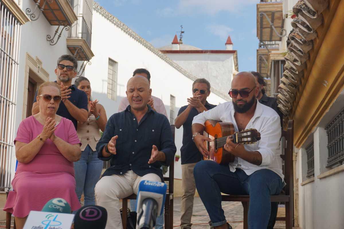 Inaugurada una placa en homenaje al cantaor Curro Malena en el marco del 60 aniversario de la Caracolá Lebrijana