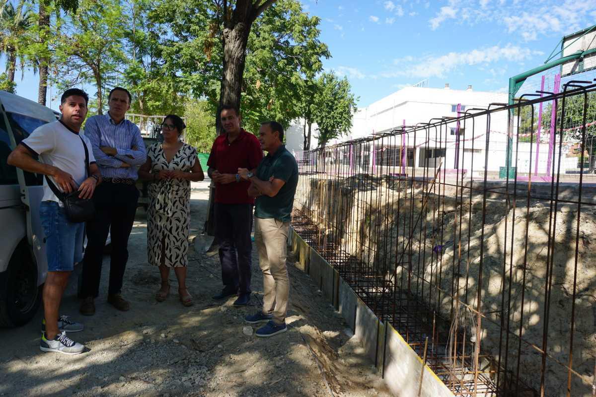 El Ayuntamiento ejecuta las obras de mejora de un tramo de muro en el Colegio Público Blas Infante de Lebrija