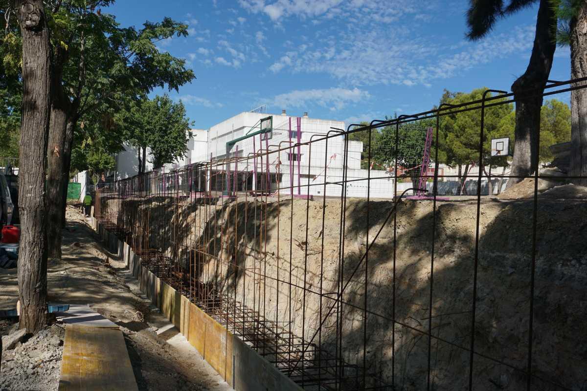 El Ayuntamiento ejecuta las obras de mejora de un tramo de muro en el Colegio Público Blas Infante de Lebrija