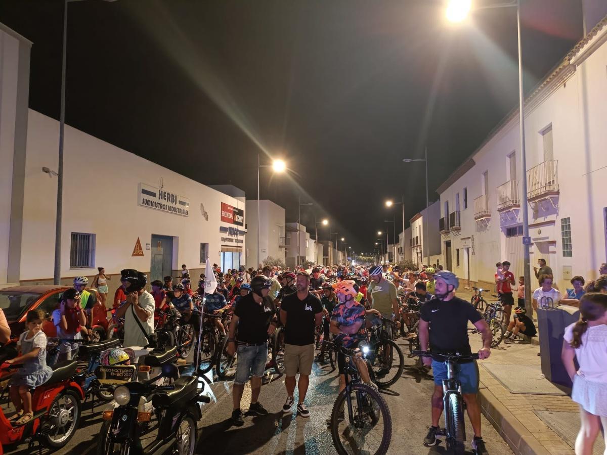 Más de 800 ciclistas participaron en el Paseo nocturno en Bici organizado por el Ayuntamiento de Lebrija