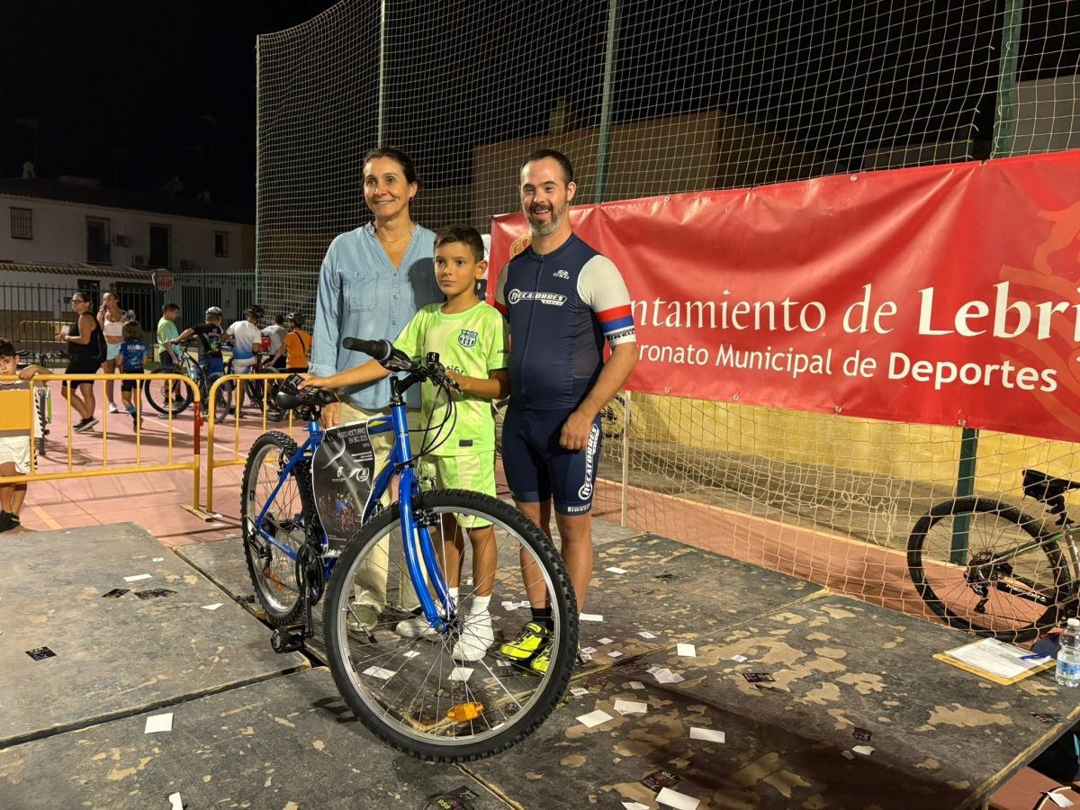 Más de 800 ciclistas participaron en el Paseo nocturno en Bici organizado por el Ayuntamiento de Lebrija