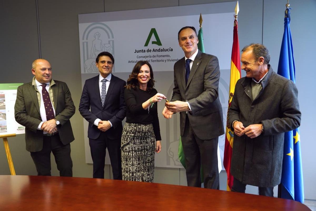 La Junta firma el convenio del intercambiador de Lebrija para ceder su gestión al Ayuntamiento 