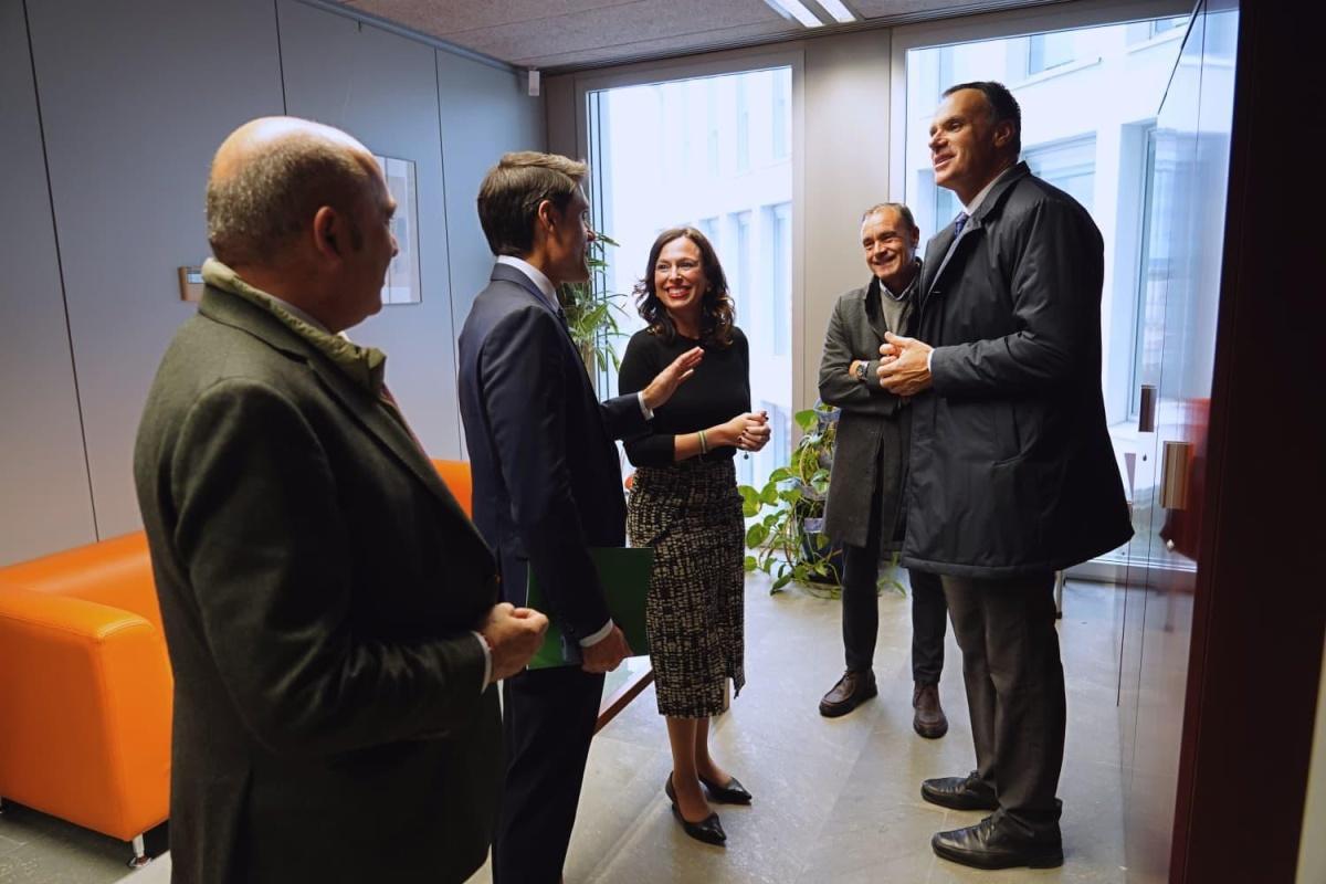 La Junta firma el convenio del intercambiador de Lebrija para ceder su gestión al Ayuntamiento 