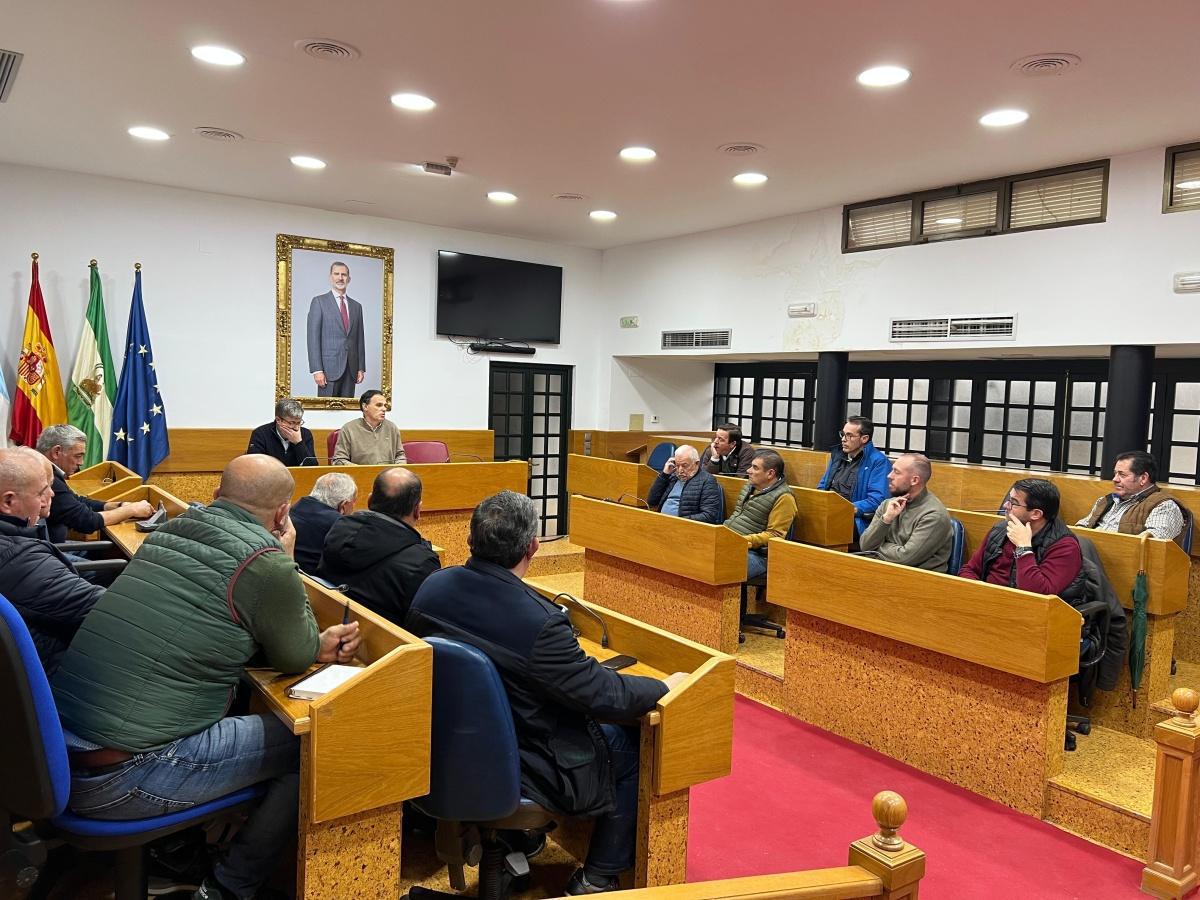 El alcalde mantiene una reunión con el sector agrario de Lebrija para abordar los graves daños ocasionados por las intensas lluvias