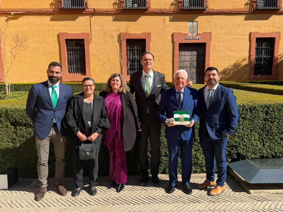 La Sociedad de Cazadores de Lebrija ha recibido la Bandera de Andalucía al Mérito Medioambiental