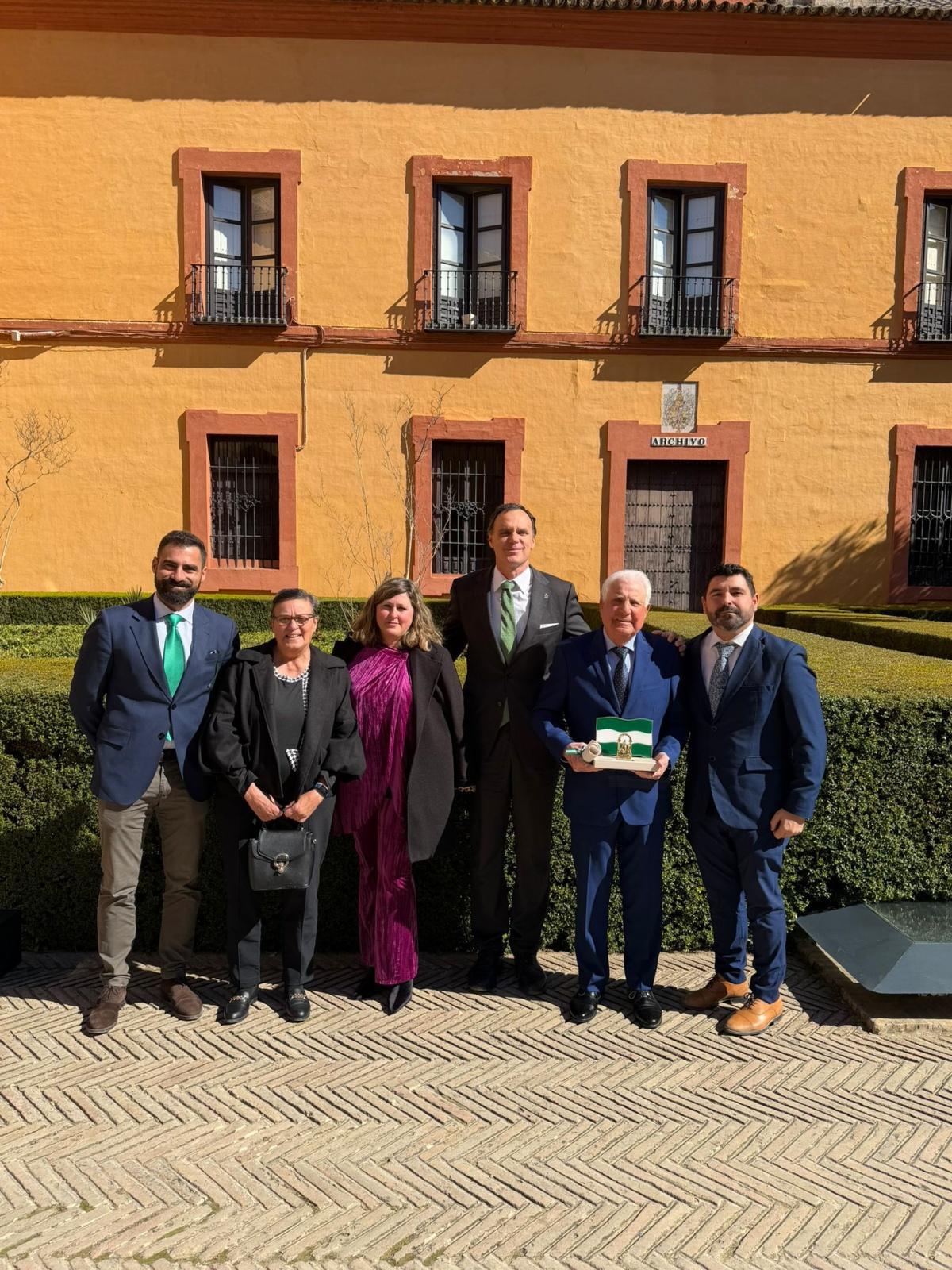 La Sociedad de Cazadores de Lebrija ha recibido la Bandera de Andalucía al Mérito Medioambiental