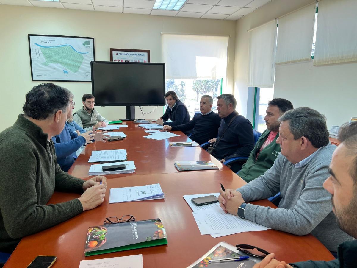 El alcalde se reúne con el nuevo Consejo Rector de la Cooperativa Las Marismas de Lebrija para abordar las necesidades del sector y los daños provocados por los temporales
