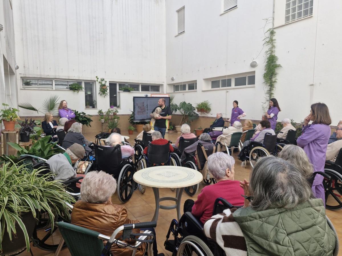Las personas usuarias de la Residencia de la Caridad participan en una charla sobre bienestar animal