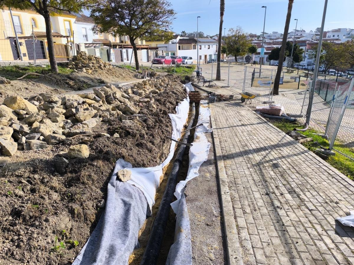  El Ayuntamiento de Lebrija está llevando a cabo la mejora de la zona verde ubicada en Huerto Parpagón