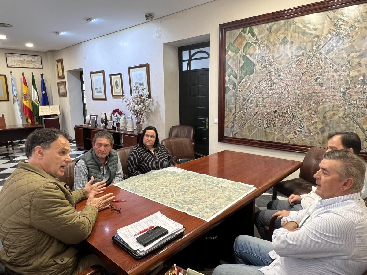 El alcalde mantiene un primer encuentro institucional con la Asociación “Campos de Lebrija”