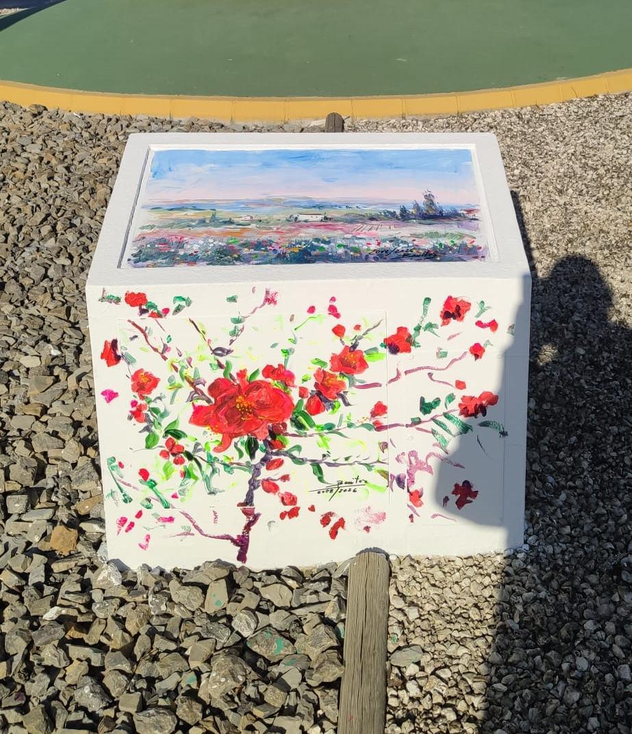 El Ayuntamiento de Lebrija embellece una rotonda con la restauración artística de sus emblemáticos barriles de vino