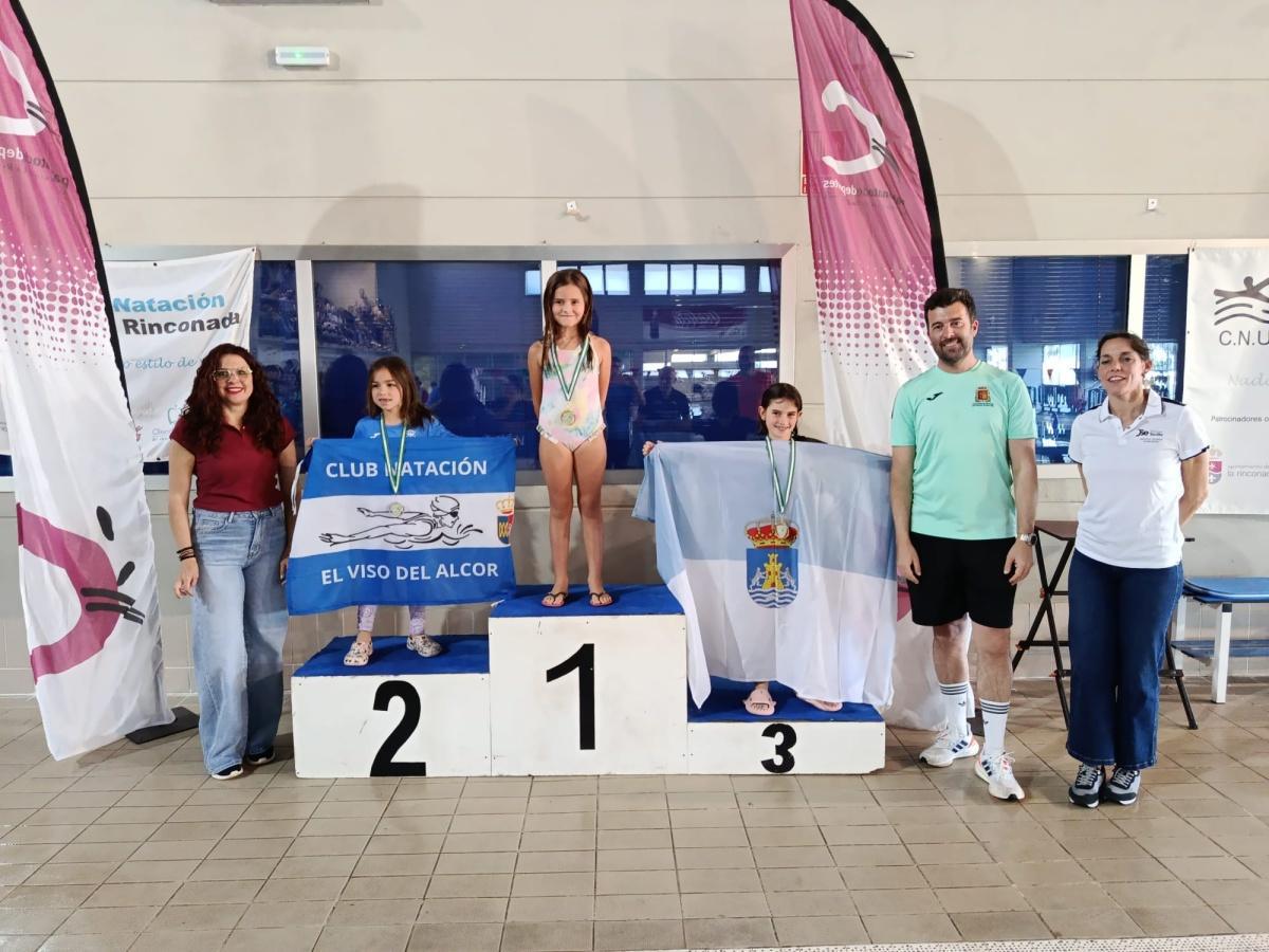 Las lebrijanas Emma Tejero y Marina García suben al podio en la primera final del Circuito Provincial de Natación