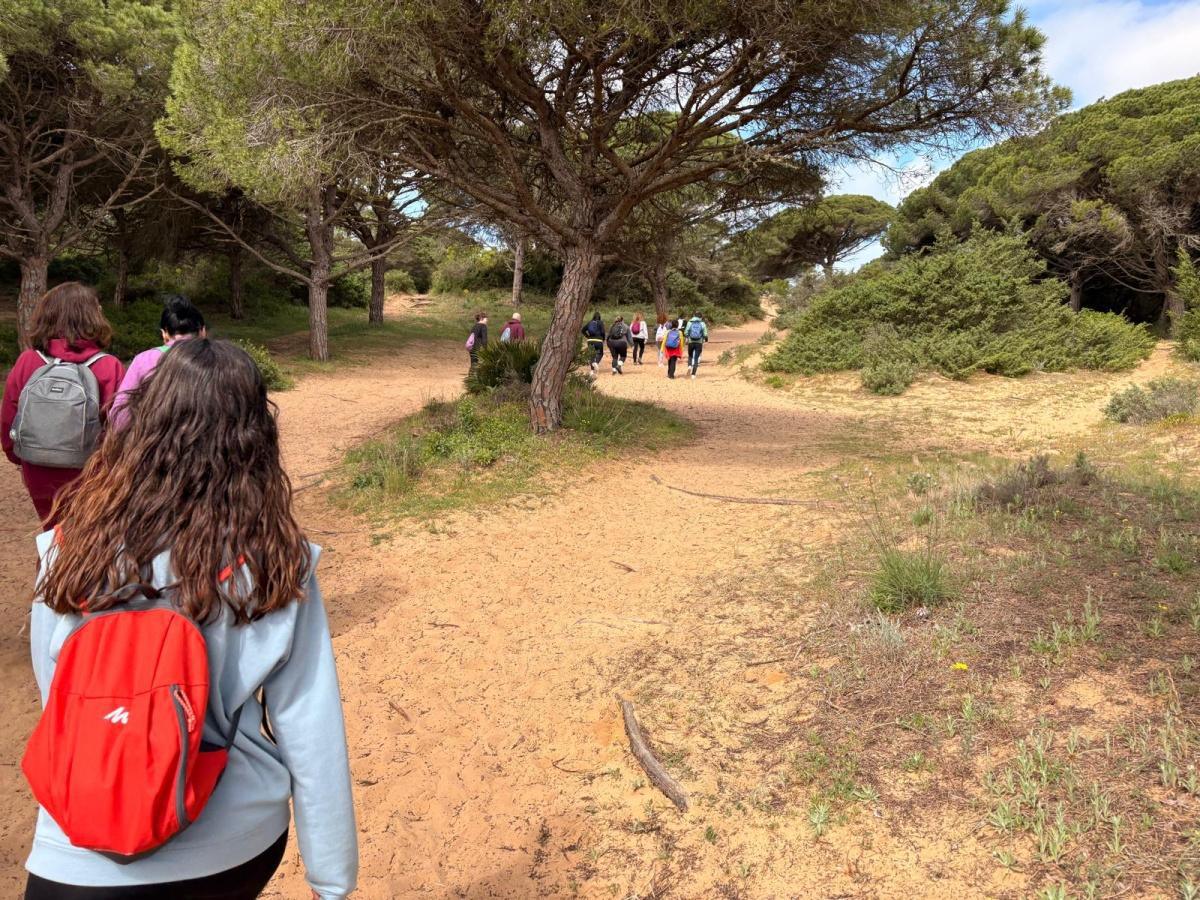 Más de medio centenar de jóvenes participan en la actividad de senderismo organizada por la Delegación de Juventud de Lebrija