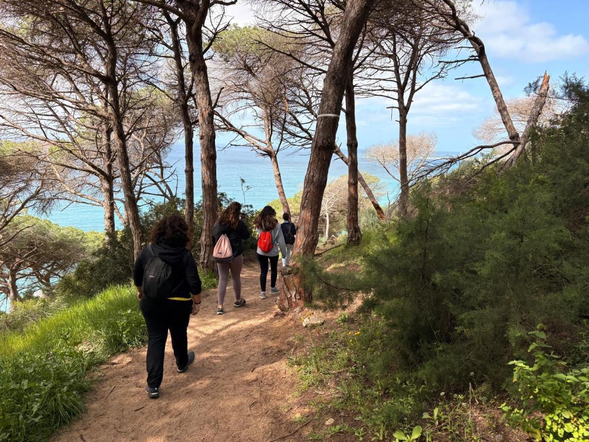 Más de medio centenar de jóvenes participan en la actividad de senderismo organizada por la Delegación de Juventud de Lebrija