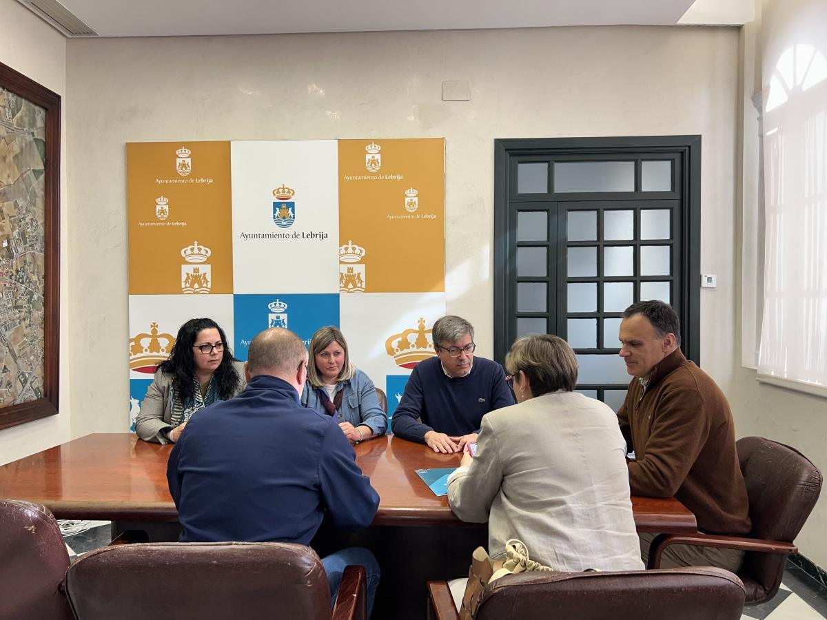 El alcalde se reúne con la nueva Asociación Comarcal de Autónomos del Bajo Guadalquivir