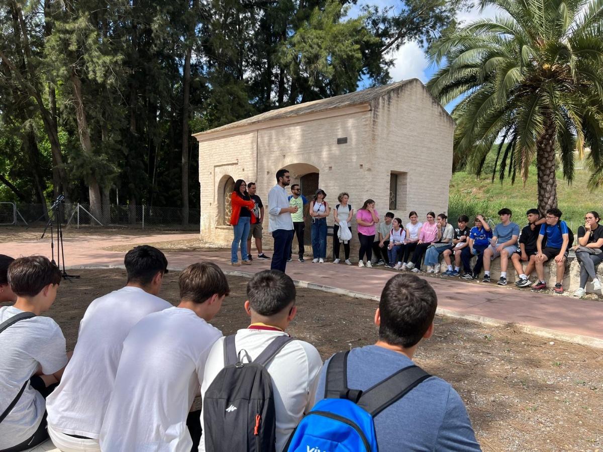 Estudiantes lebrijanos visitan el yacimiento arqueológico El Fontanal