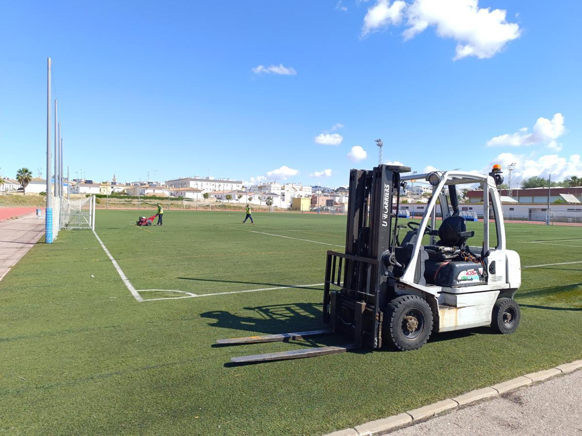  El Ayuntamiento de Lebrija inicia las obras de renovación sostenible del campo de fútbol 11 del Polideportivo Municipal