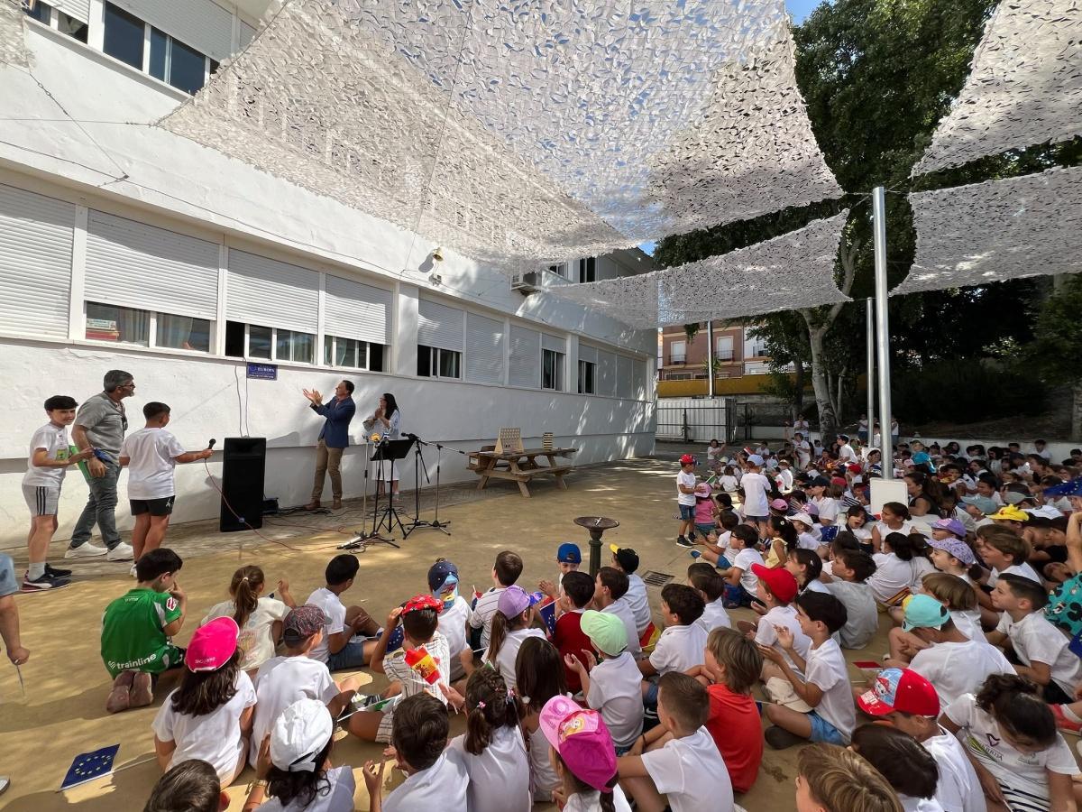 El CEIP Elio Antonio inaugura la Plaza de Europa tras culminar sus movilidades Erasmus+