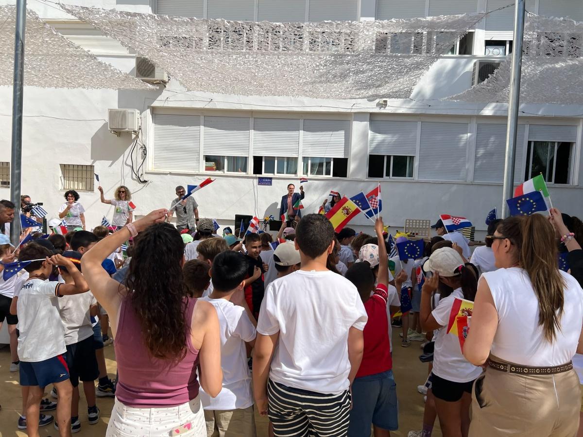 El CEIP Elio Antonio inaugura la Plaza de Europa tras culminar sus movilidades Erasmus+