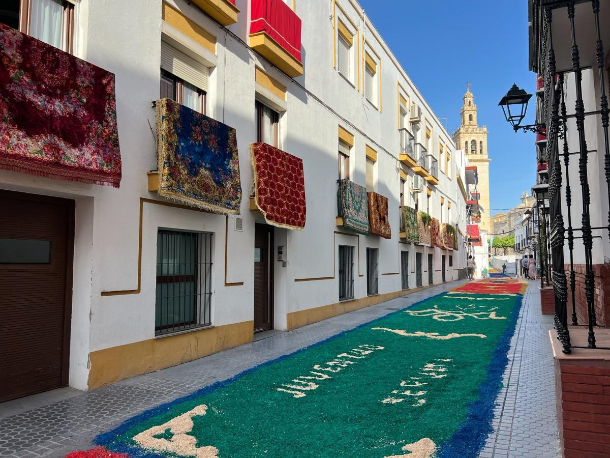 Las tradicionales alfombras vuelven a engalanar las calles de Lebrija con motivo del Corpus Christi