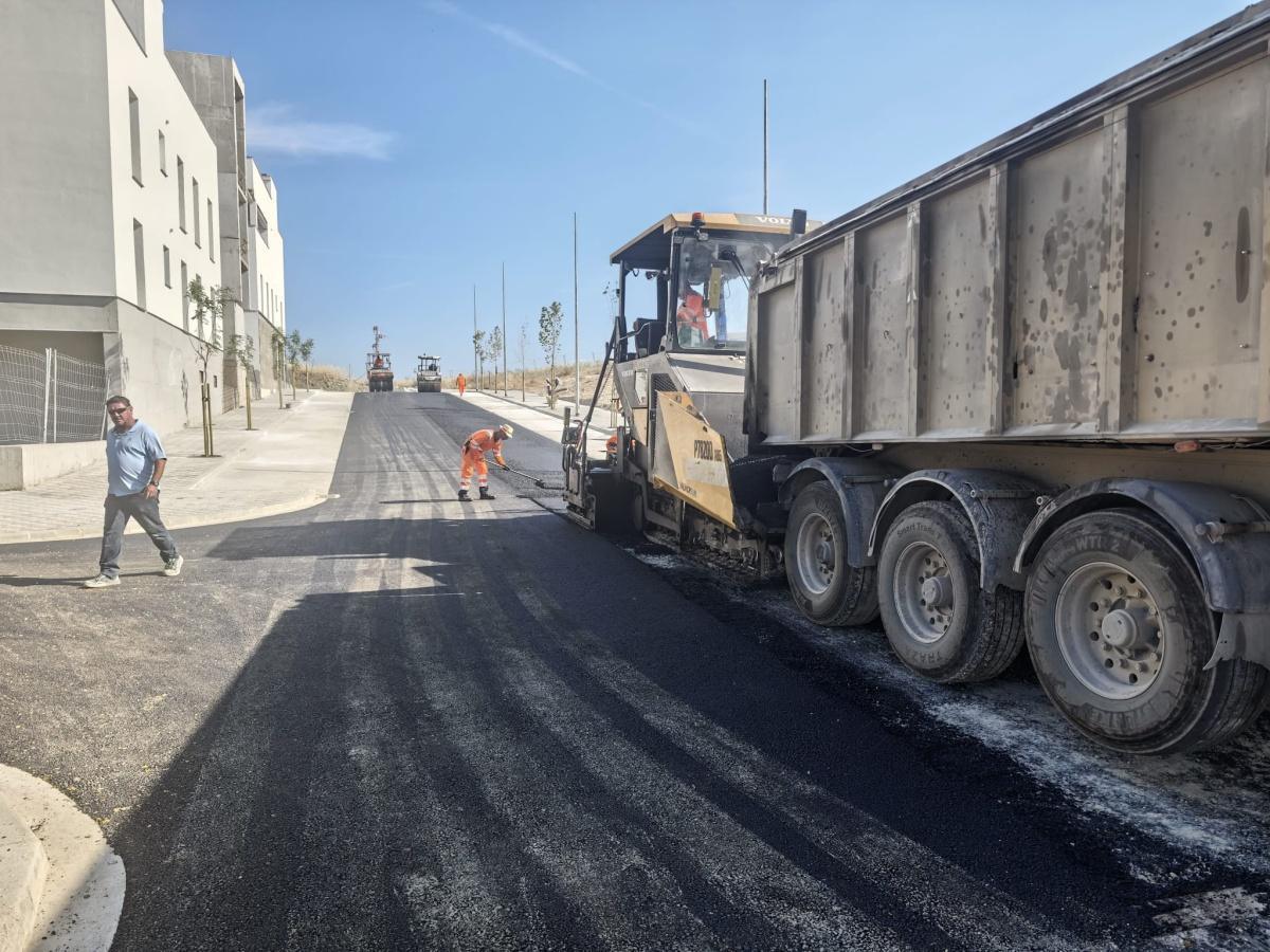 La obra de urbanización en calle Bosque entra en su fase final con el asfaltado del viario