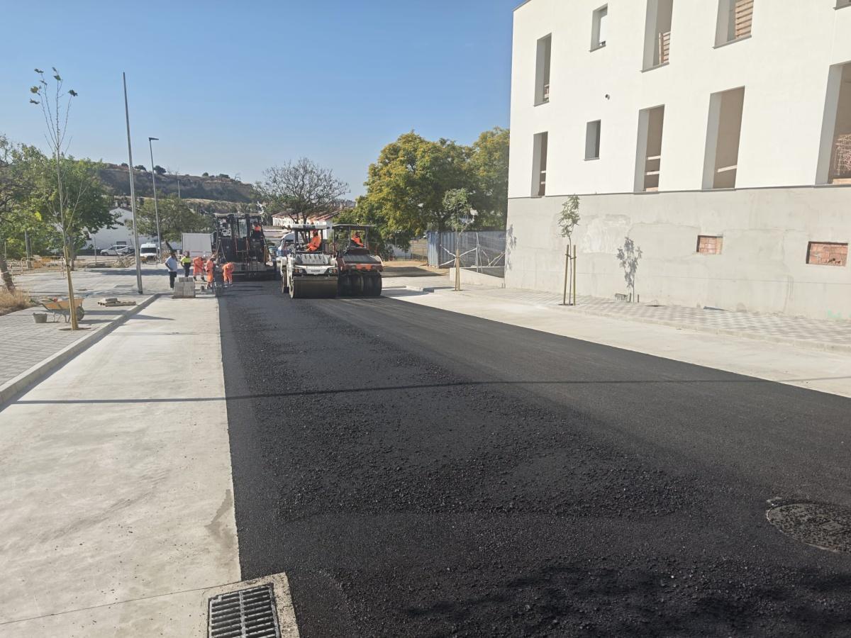 La obra de urbanización en calle Bosque entra en su fase final con el asfaltado del viario