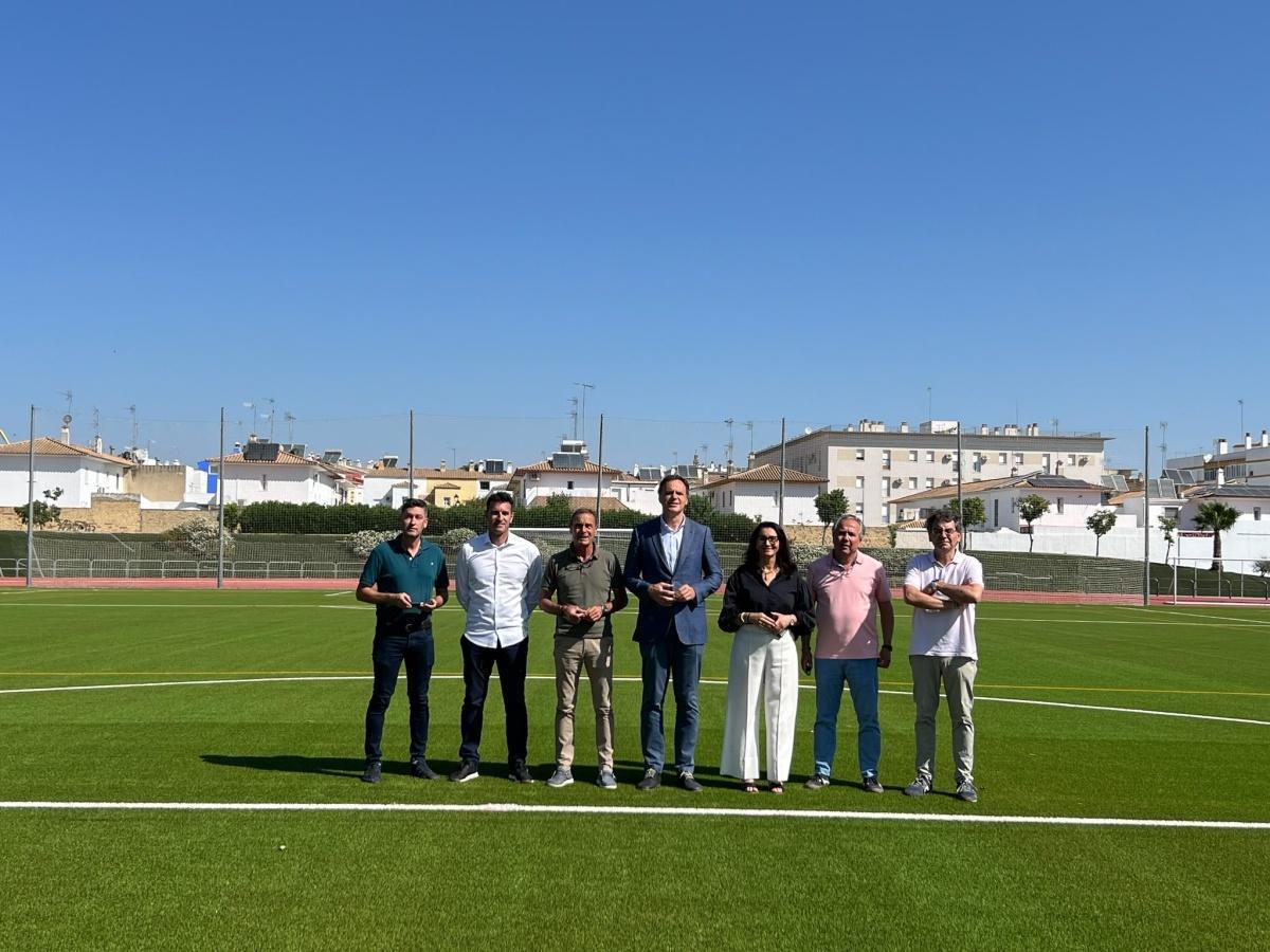 Finalizan las obras de renovación y mejora del campo de fútbol 11 del Polideportivo Municipal