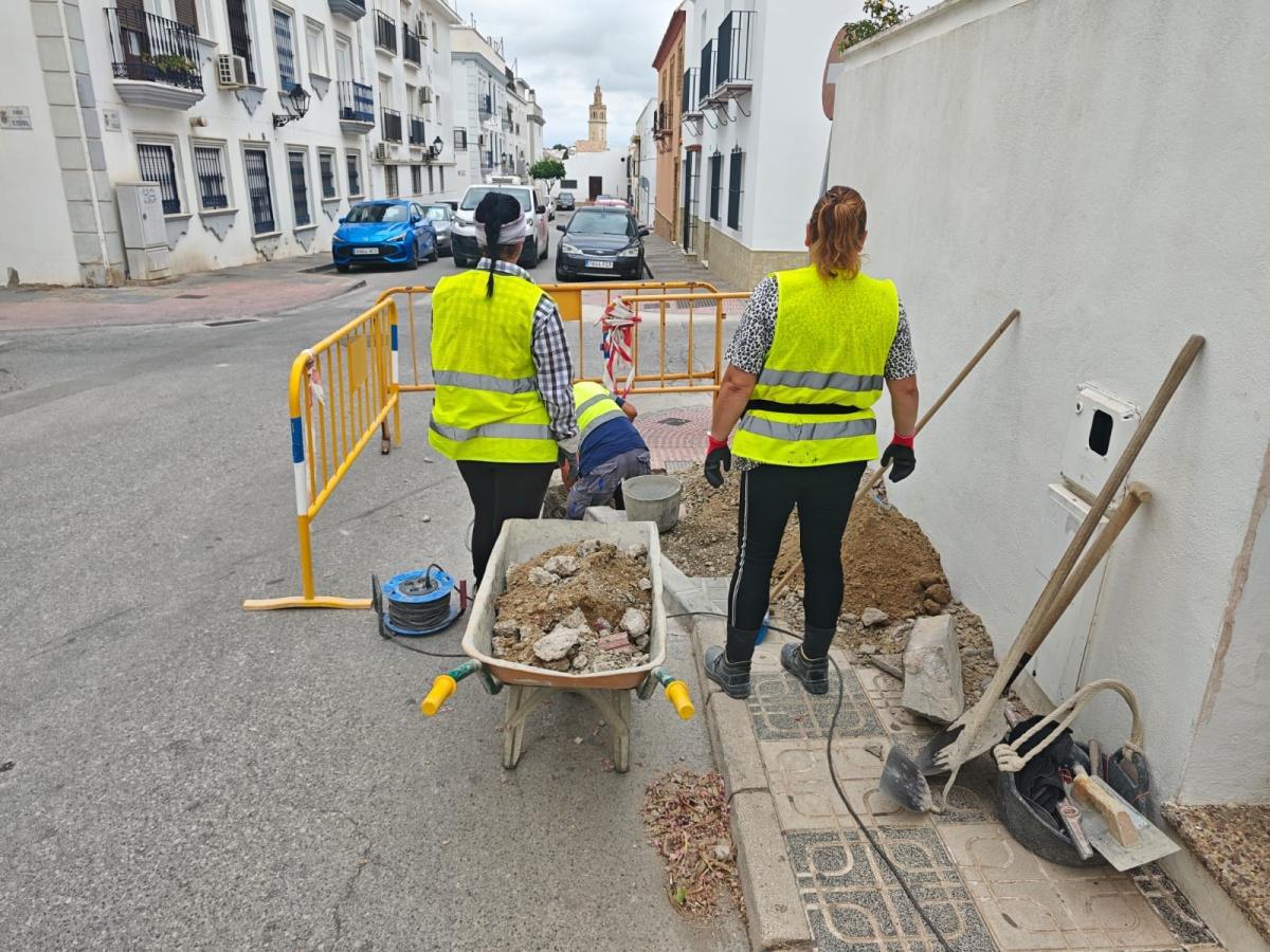 El Ayuntamiento comienza la obra de mejora de los acerados en la calle Huracán