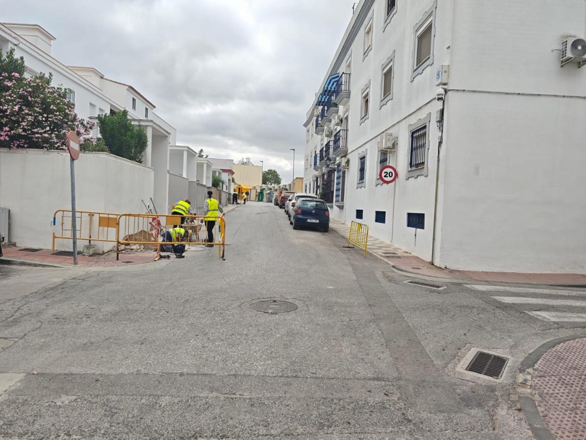 El Ayuntamiento comienza la obra de mejora de los acerados en la calle Huracán
