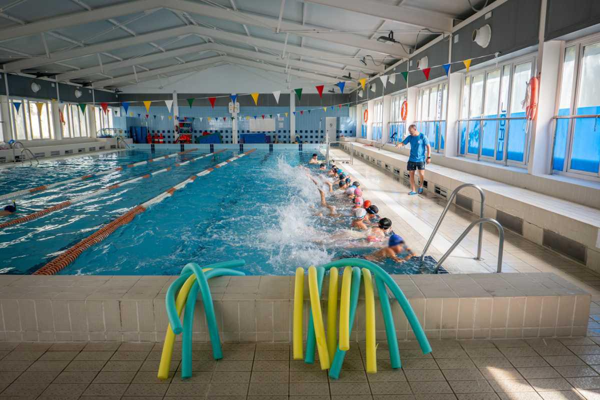Un total de 1.028 escolares participan este trimestre en las Jornadas Escolares de Natación de la Piscina Cubierta Municipal