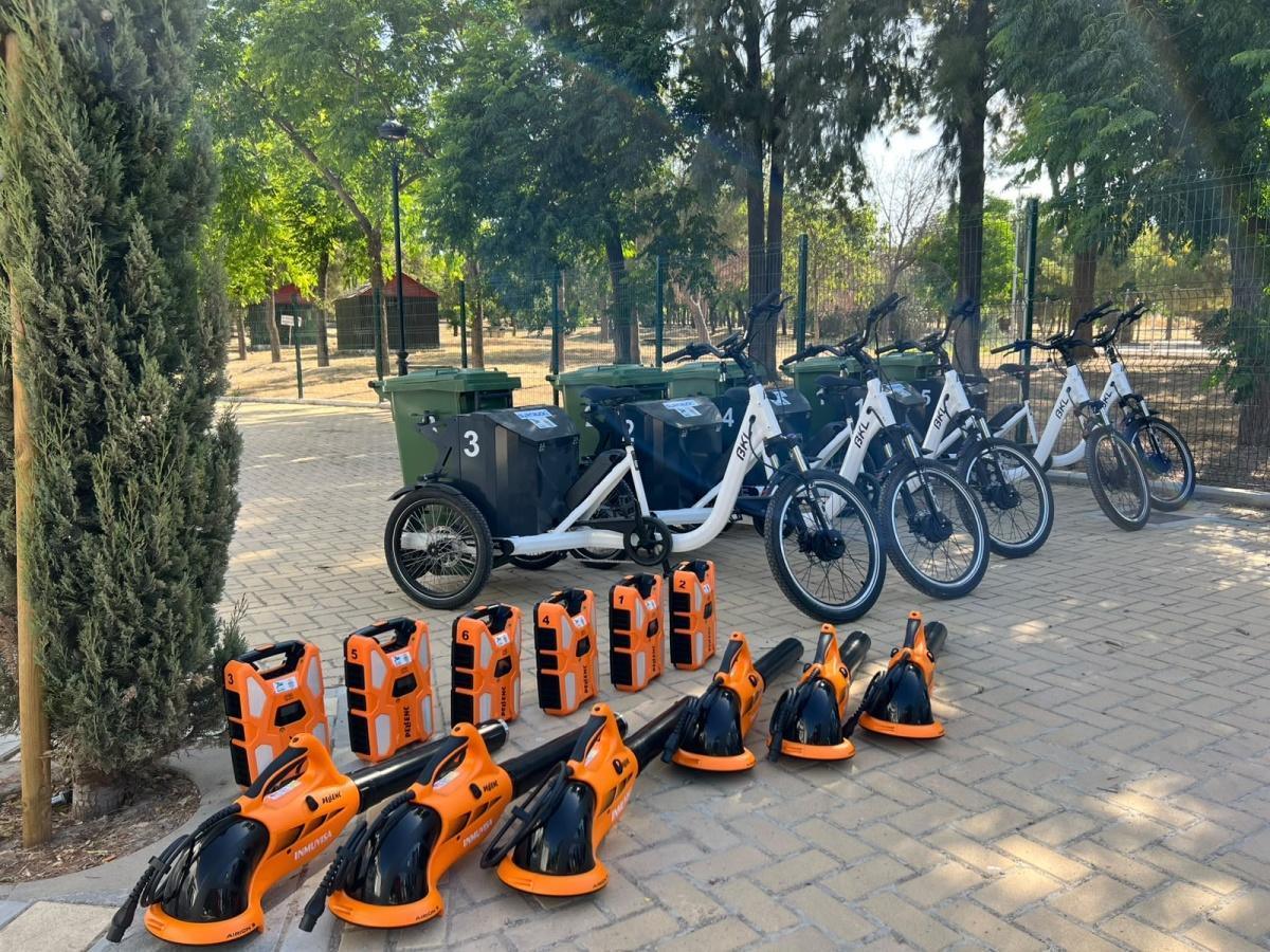 El Ayuntamiento de Lebrija incorpora nuevos triciclos y sopladoras eléctricas para reforzar la limpieza viaria