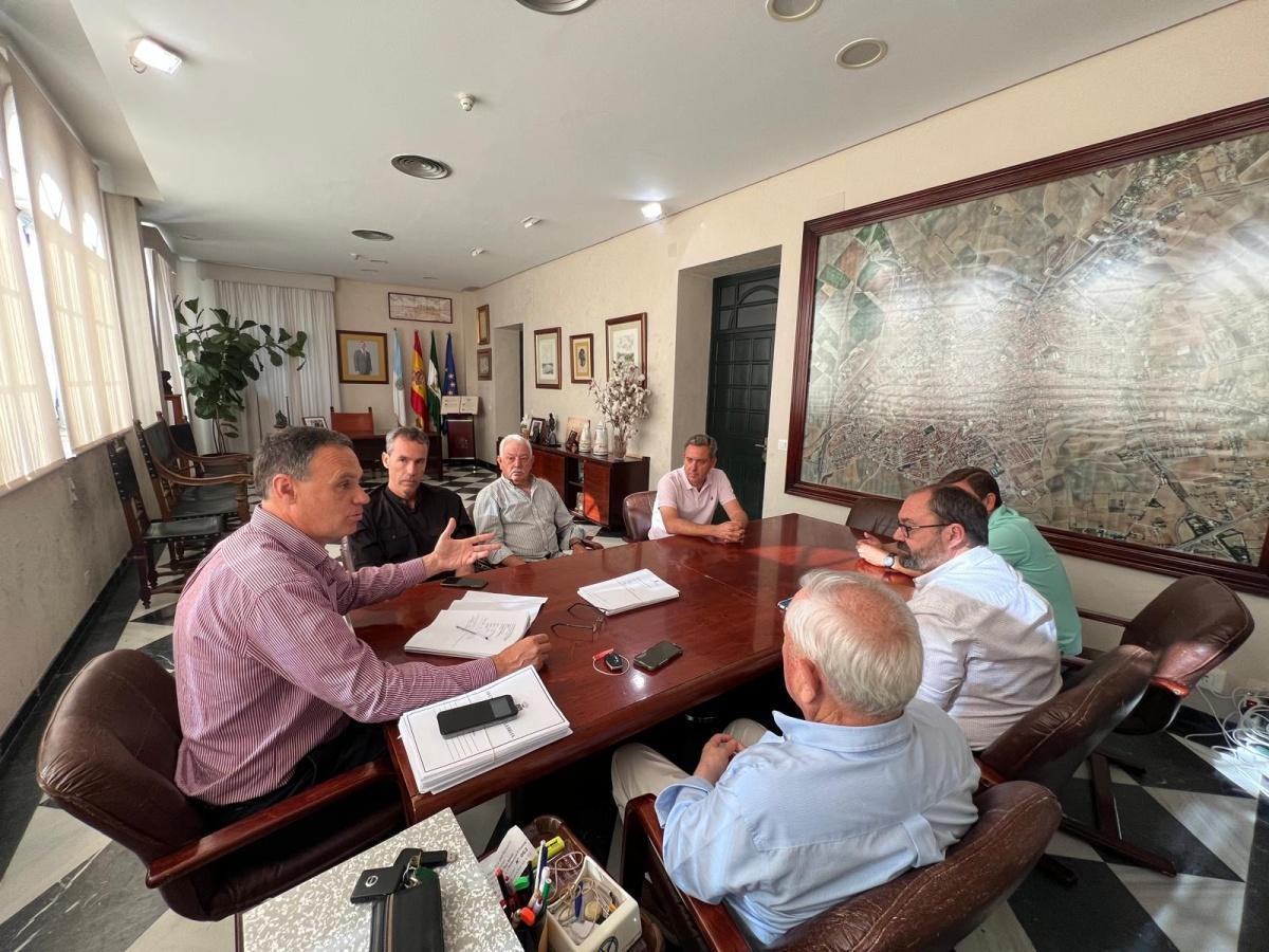 El alcalde mantiene un encuentro con representantes de las comunidades de regantes y del sector agrícola 