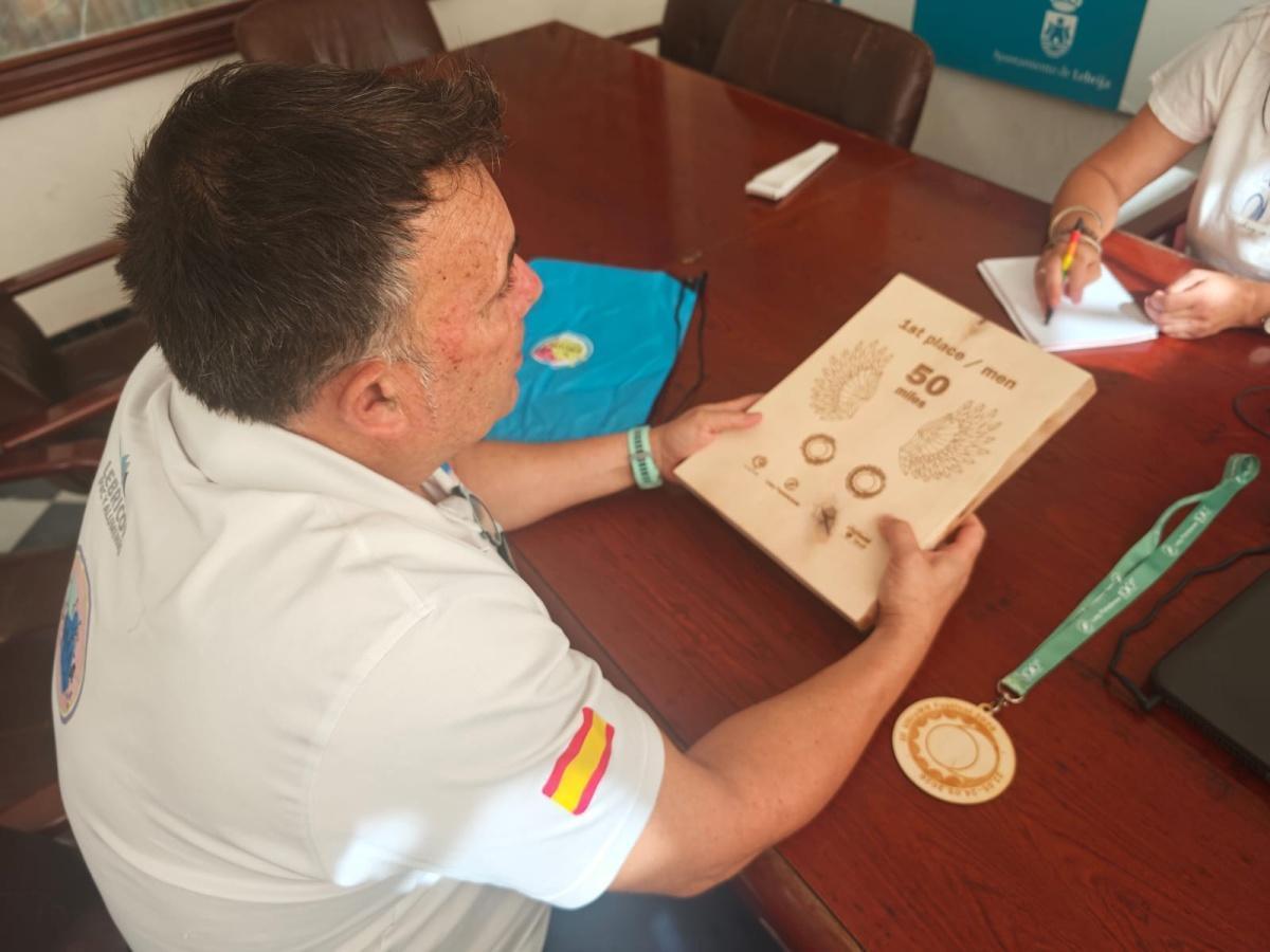 El alcalde y la delegada de Deportes reciben al deportista lebrijano Nacho Ramírez tras sus logros deportivos