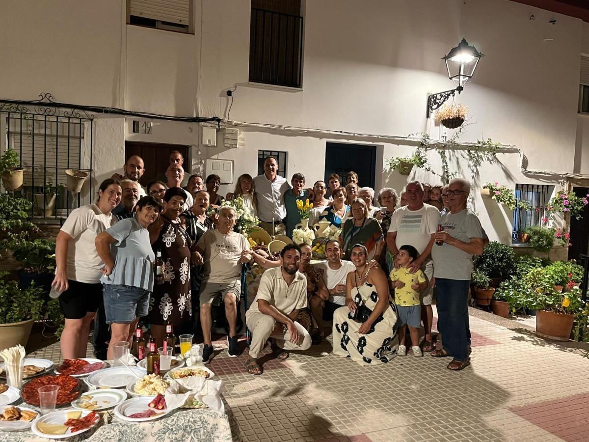 Los vecinos de la barriada de La Oliva celebran una convivencia estival