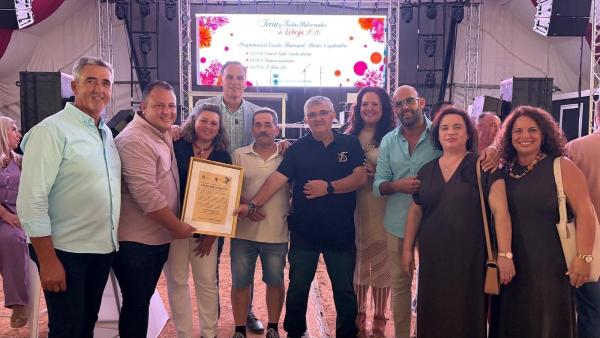 El Ayuntamiento reconoce la implicación de los caseteros y homenajea a La Cigüeña por sus 50 años
