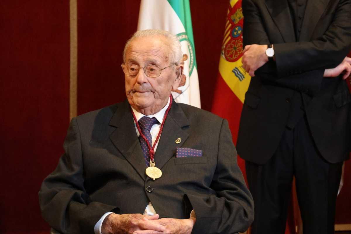 El lebrijano Francisco García, Paco el Chiri, recibe la medalla Pro Ecclesia Hispalense