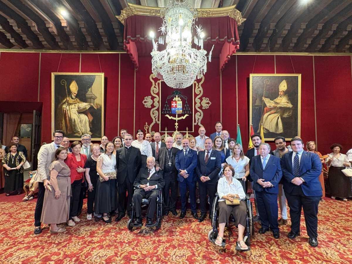 El lebrijano Francisco García, Paco el Chiri, recibe la medalla Pro Ecclesia Hispalense