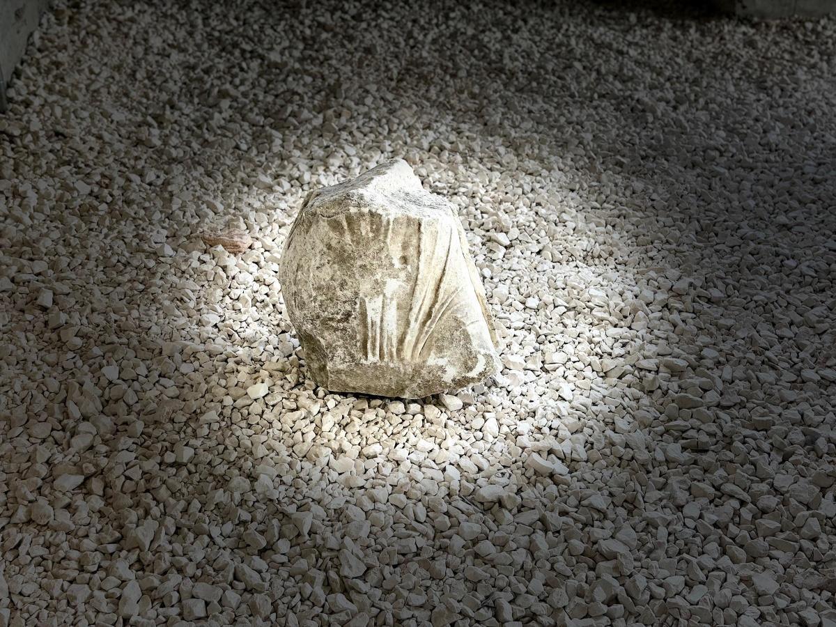 Un fragmento escultórico de mármol hallado en Lebrija se identifica como una Venus de tipo Louvre-Nápoles