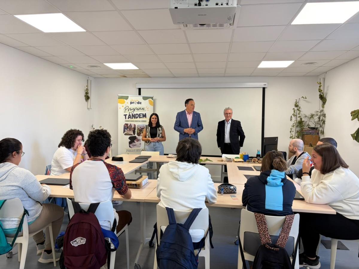 Diez jóvenes con discapacidad participan en el programa de empleo y formación de jardinería que se lleva a cabo en Lebrija